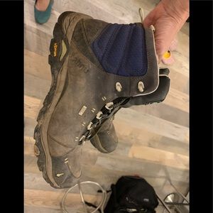 Ahnu womens size 11 M waterproof hiking boots